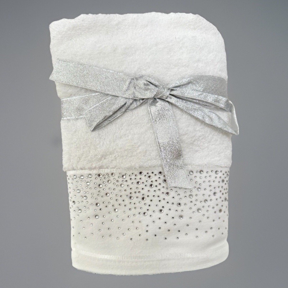 Set of 2 Glitz + Glimmer Silver Bling Rhinestone Bathroom Hand Towels White NWOT